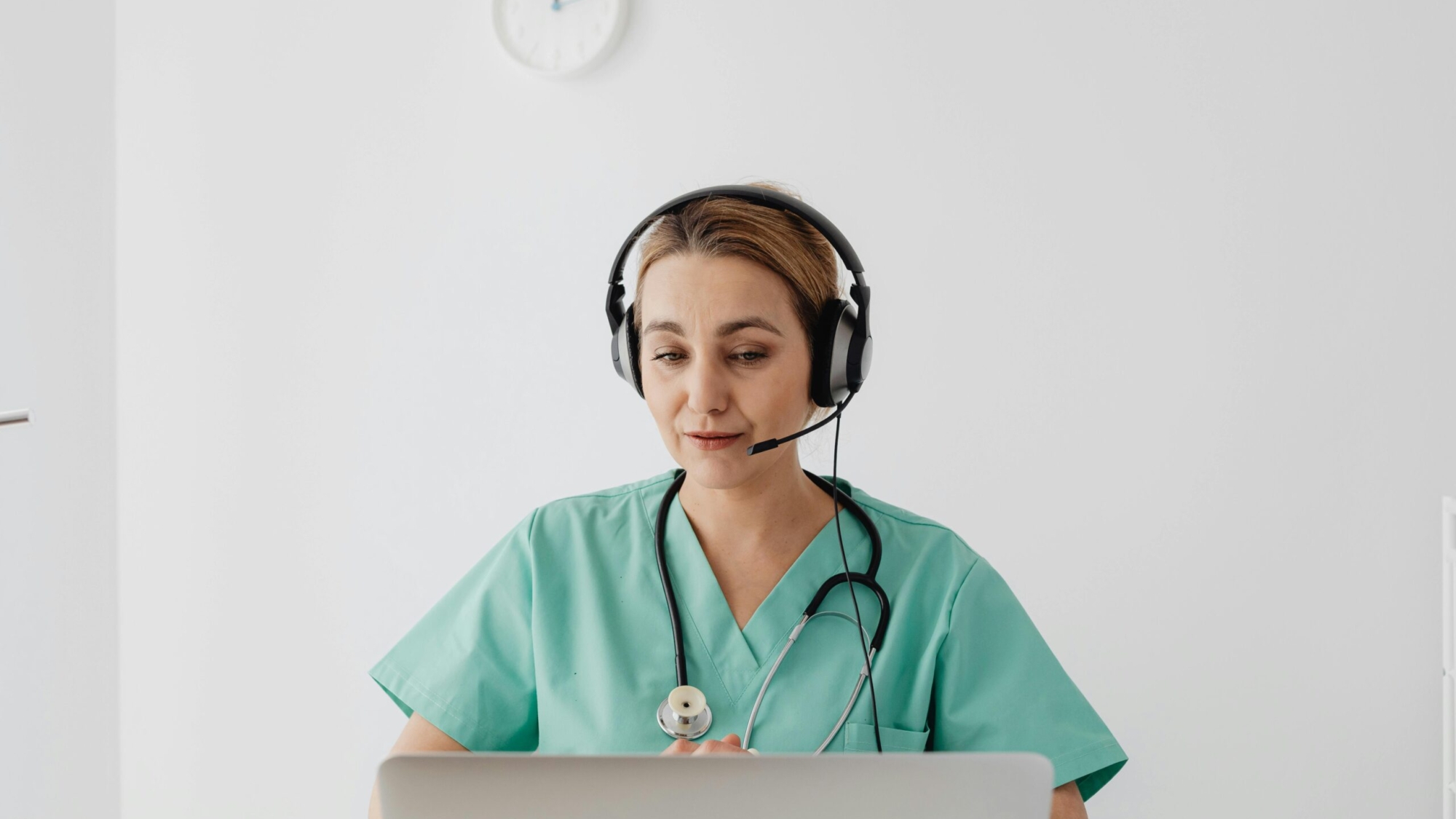 Ιατρός παρακολουθεί ασθενή μέσω βιντεοδιάσκεψης