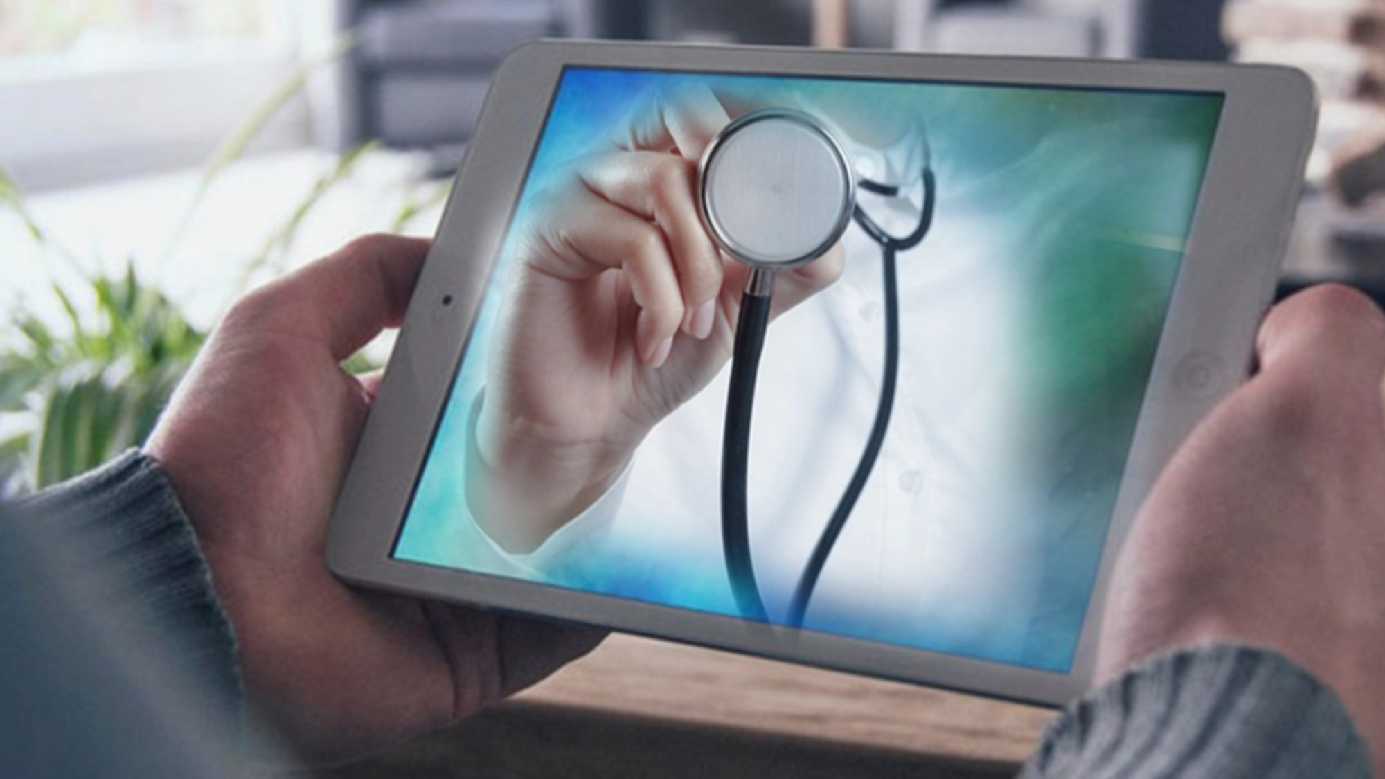 Ασθενής με λαπτοπ σε συνδεση με ιατρό από με τη βοήθεια της τηλεϊατρικής